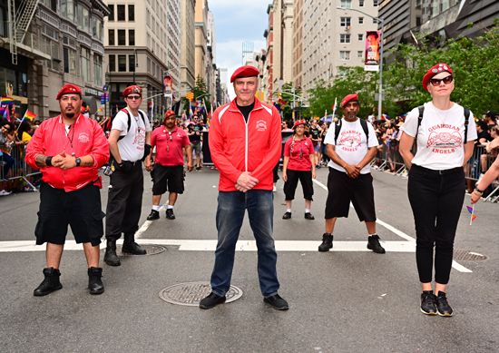 Mulheres sem calcinha safadinha dando gostoso o cu e a xoxota para dois caras de uma vez só mesmo - Guardian Angels in New York City