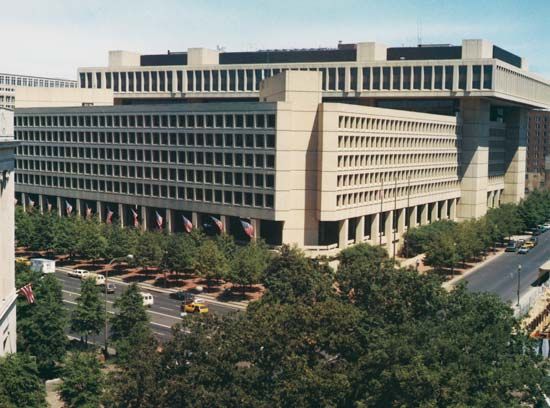 Peituda casada dando cu pro amante mega dotado - FBI headquarters